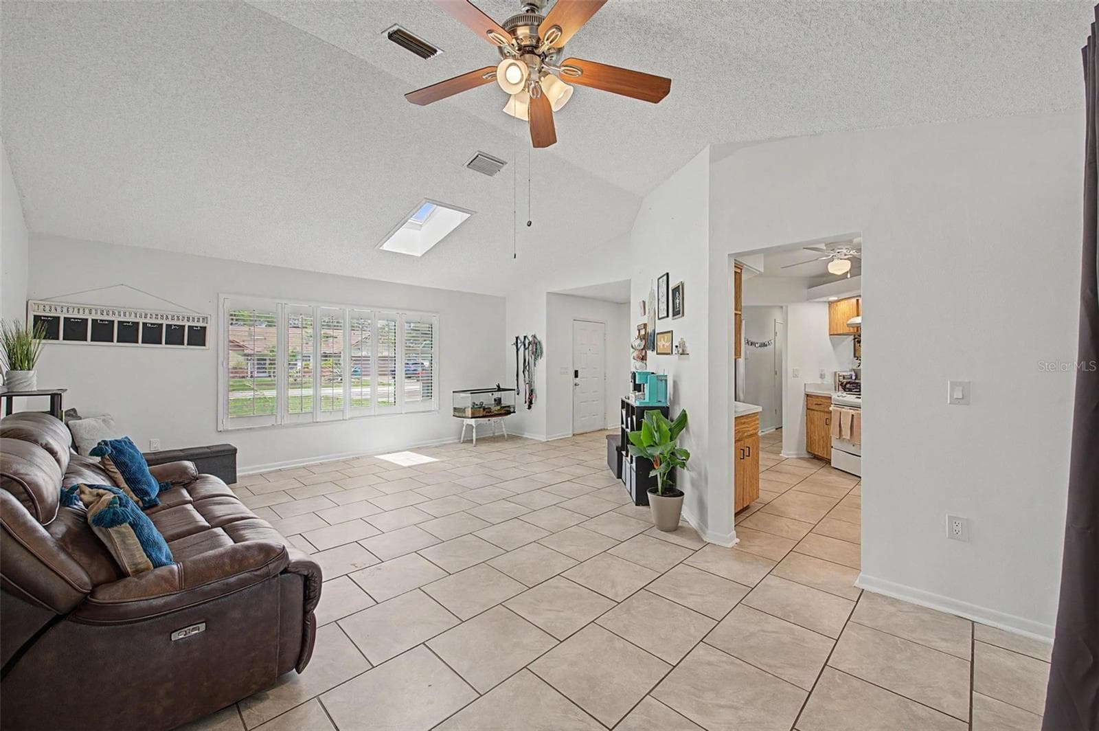 2028 Nobleton Ave photo 4