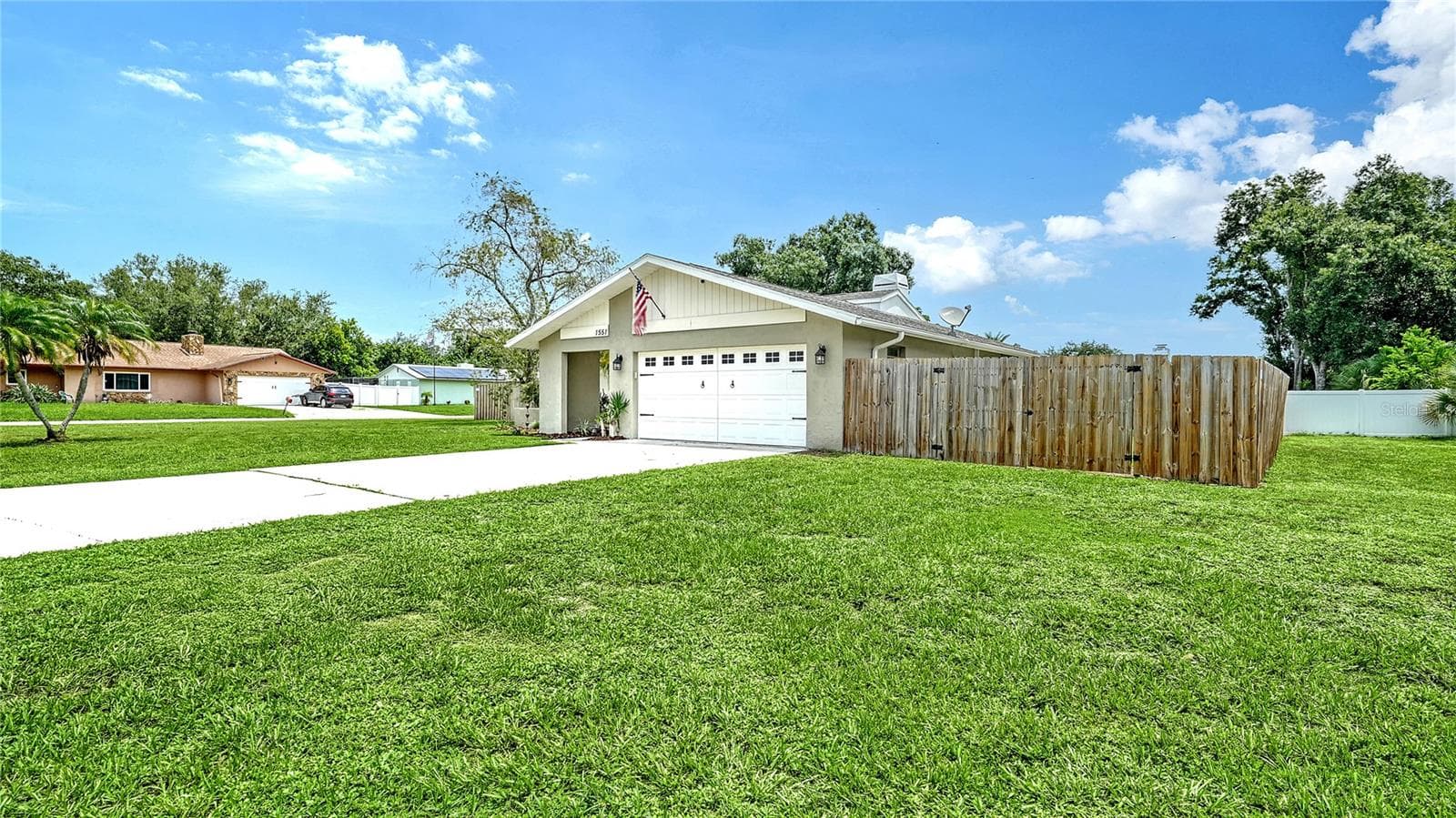 1551 Georgetowne Ln photo 2
