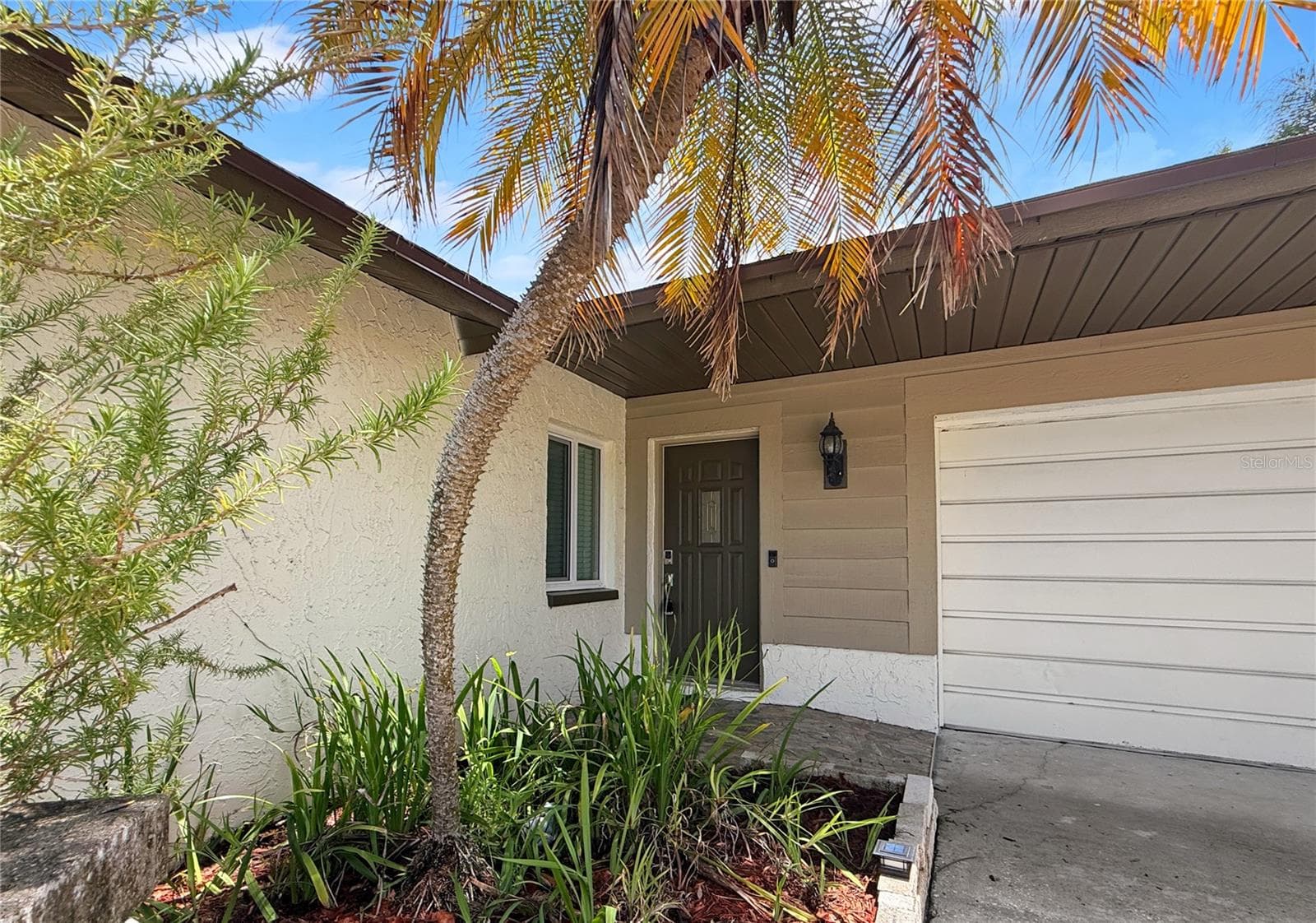 1583 Redwood Ave photo 2