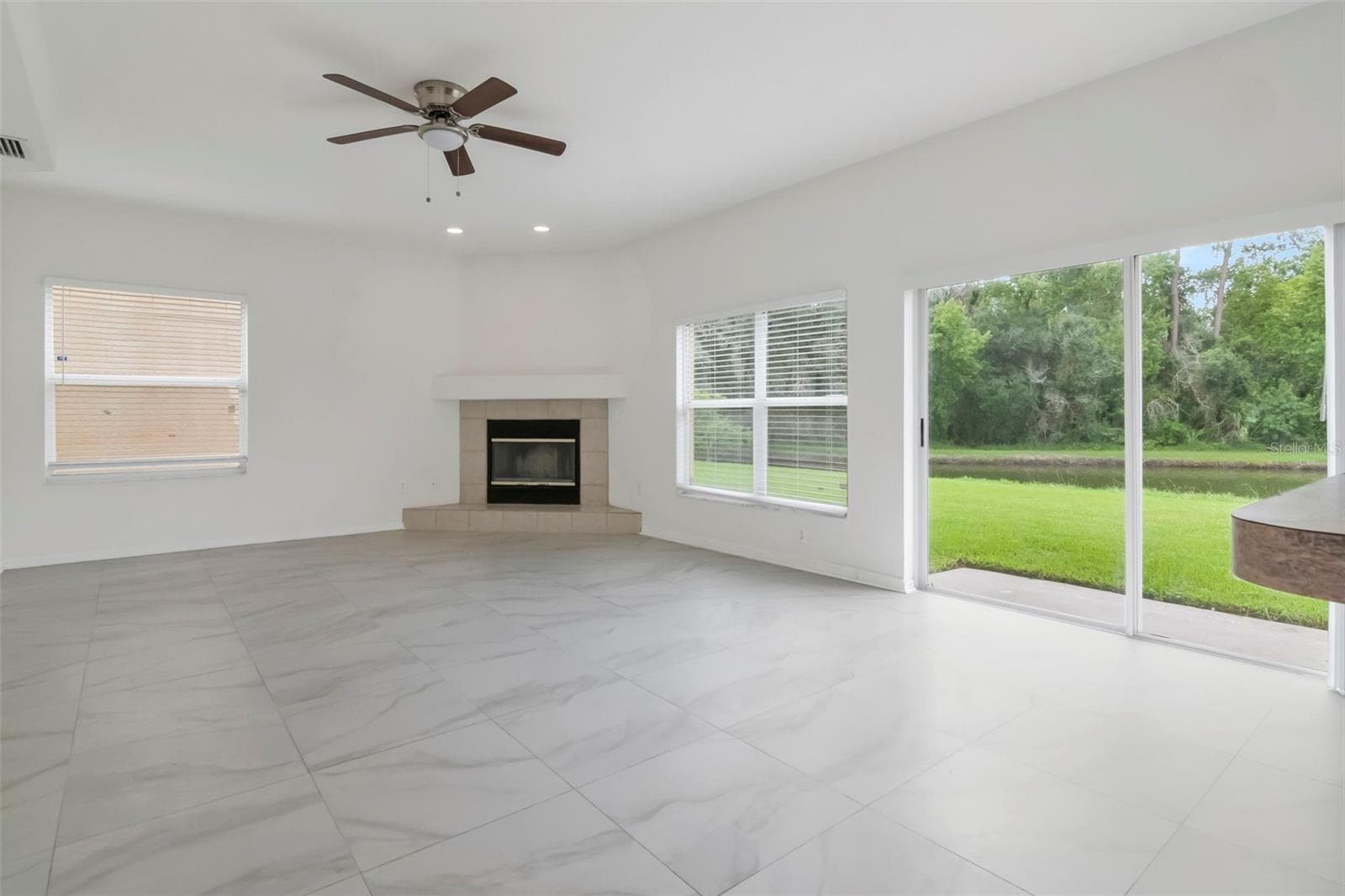 27512 Breakers Dr photo 3