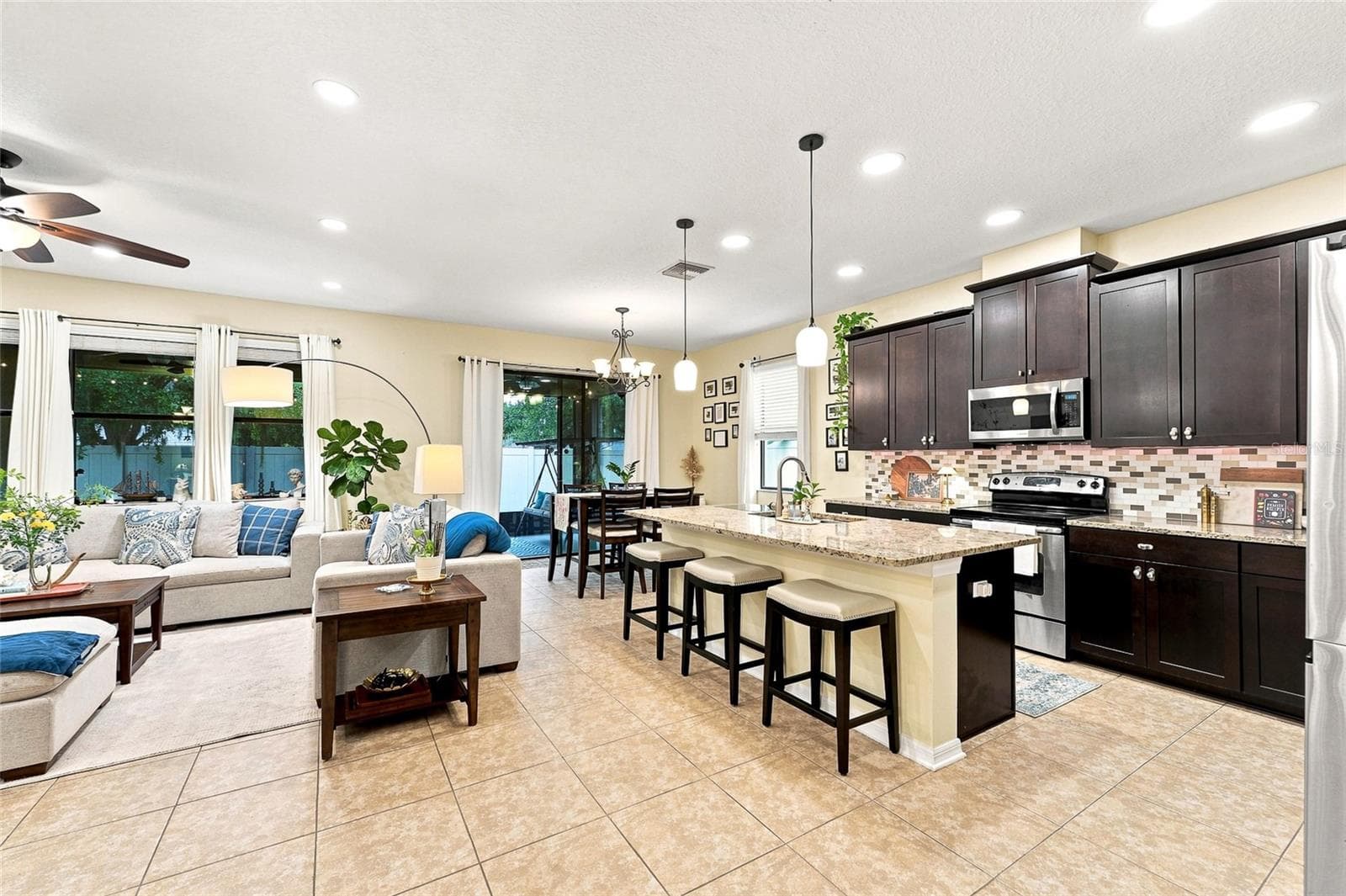 1008 Oakcrest Dr photo 4