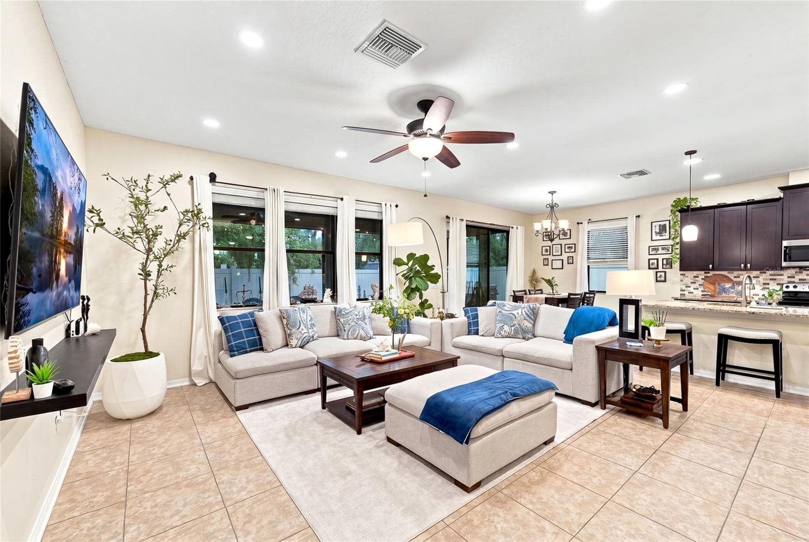 1008 Oakcrest Dr photo 3