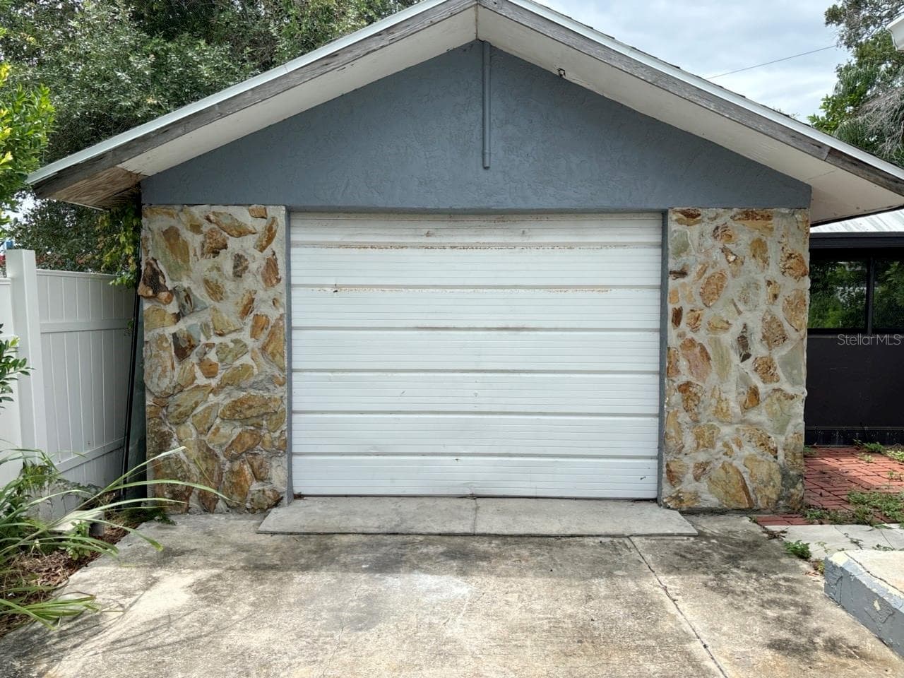 1169 Kingsley St photo 2