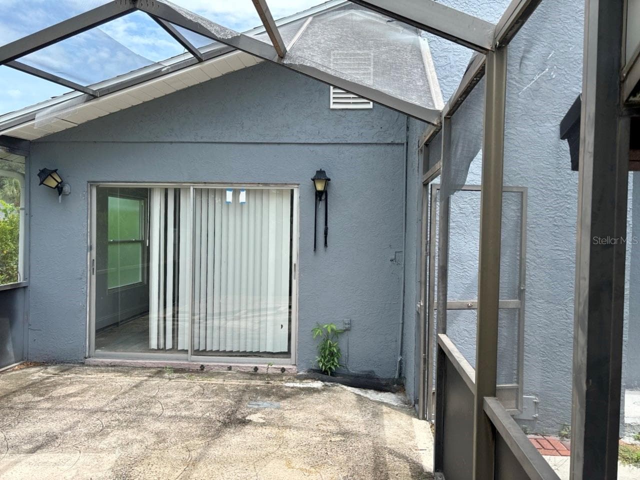 1169 Kingsley St photo 3