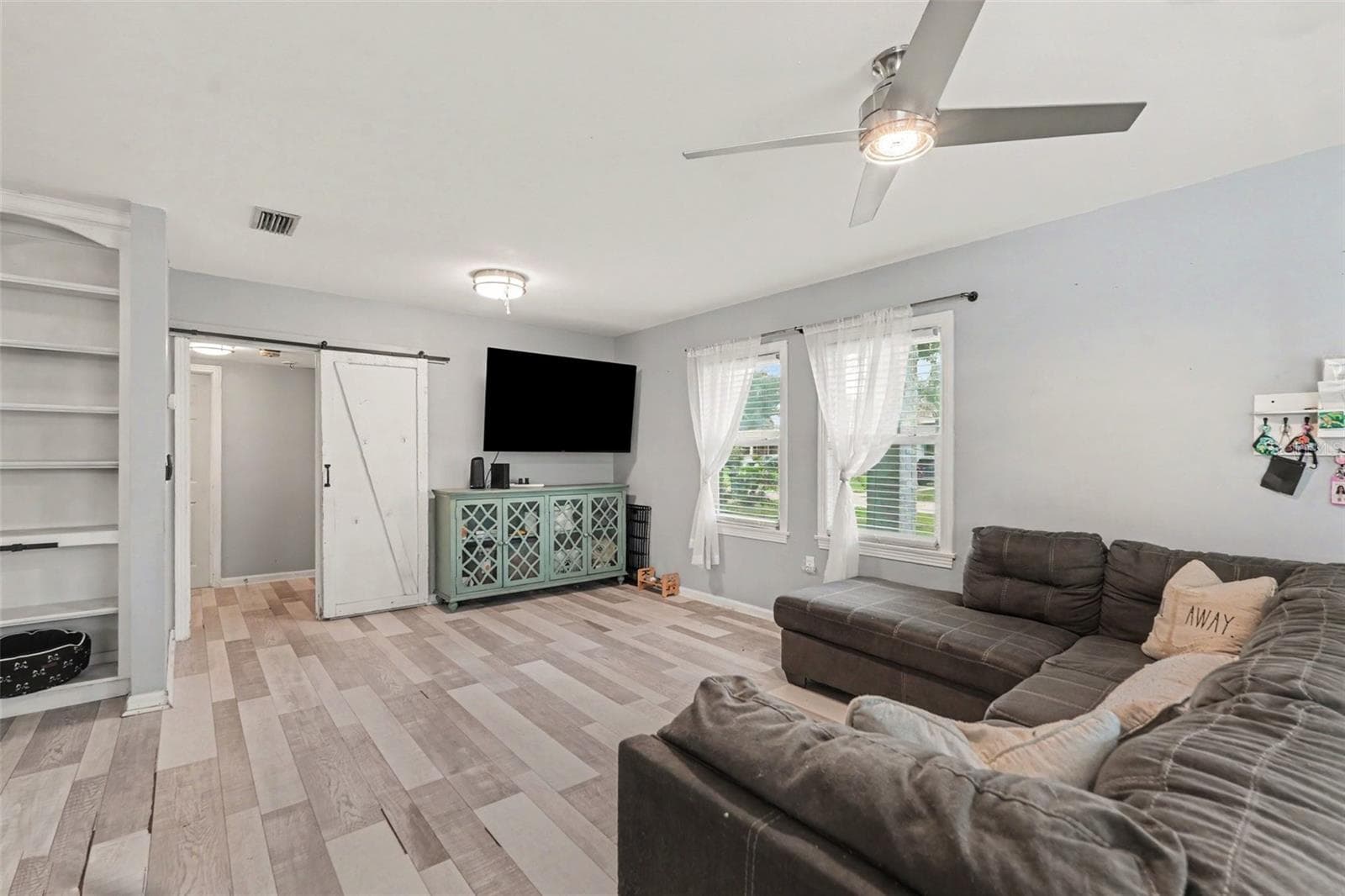 1509 W Barr Dr photo 5