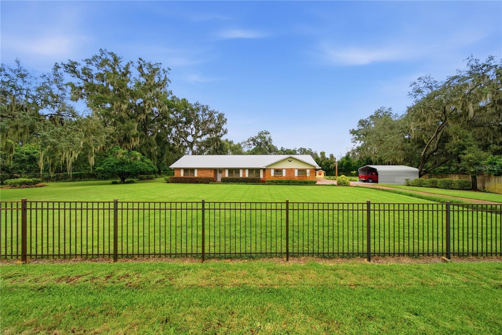 3704 Thonotosassa Rd photo 4