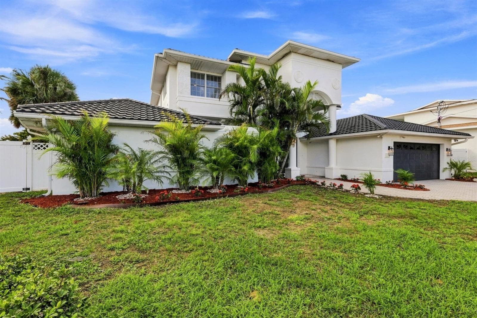 461 Palm Is NE photo 3