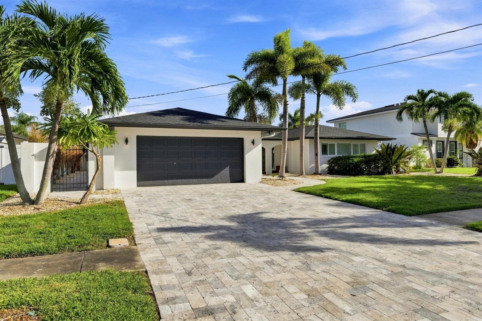 320 Palm Is NE photo 2