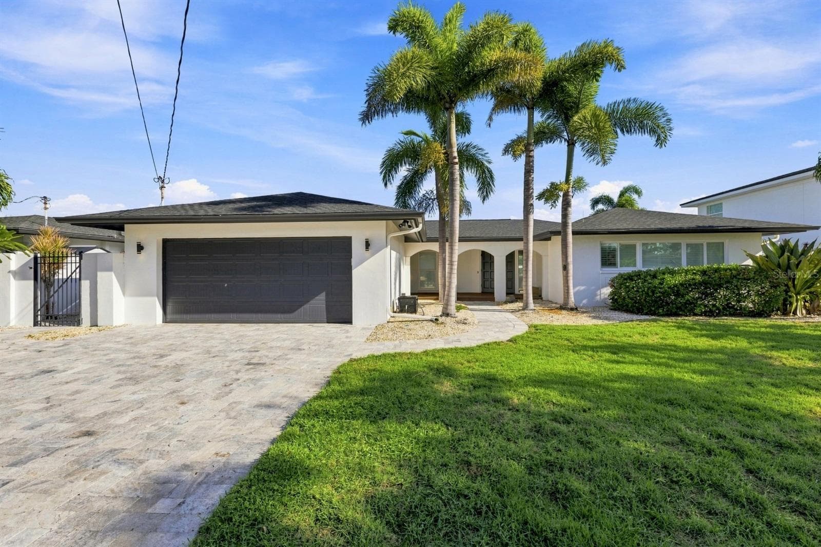 320 Palm Is NE photo 3