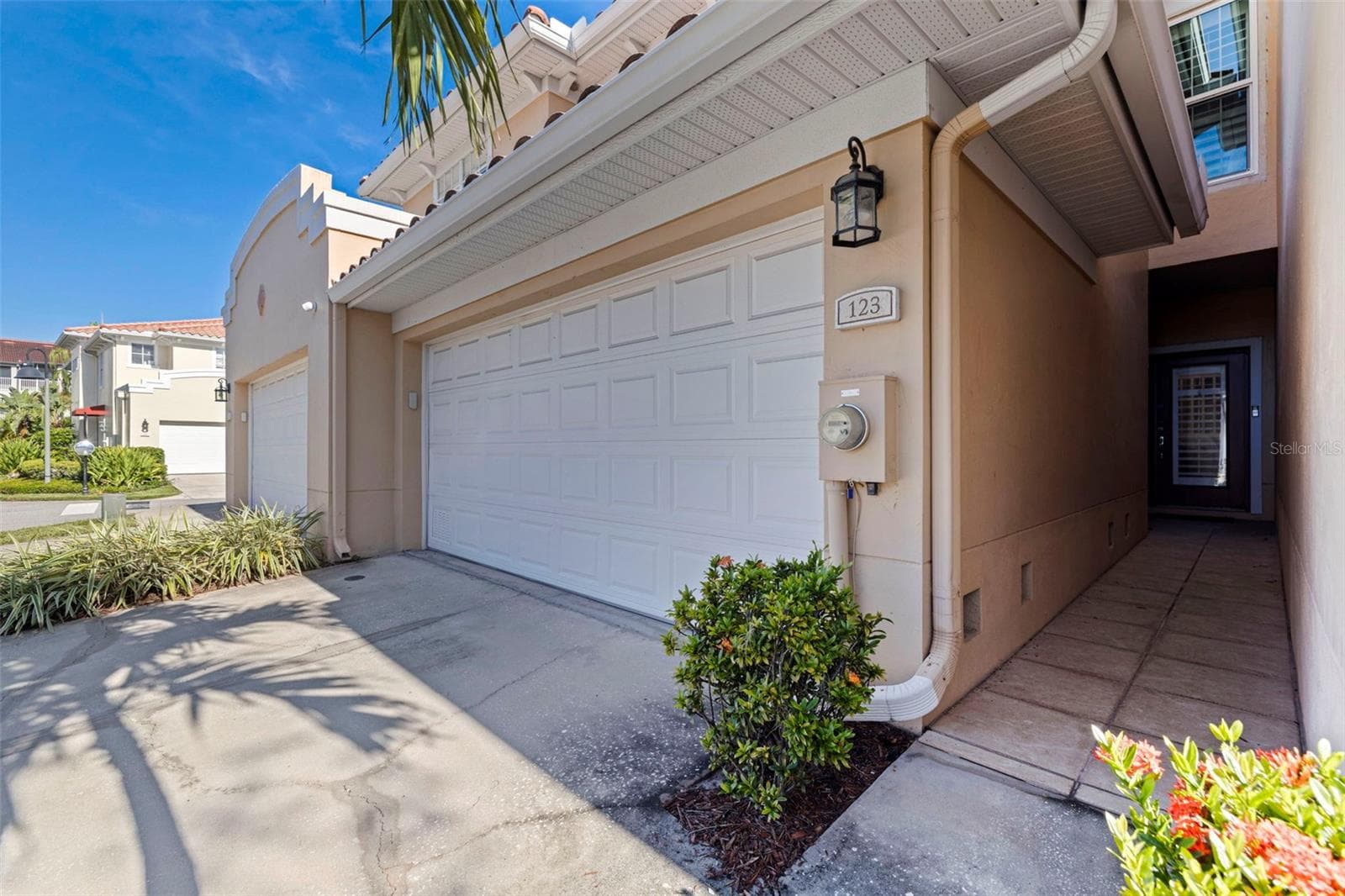 123 Valencia Cir photo 3