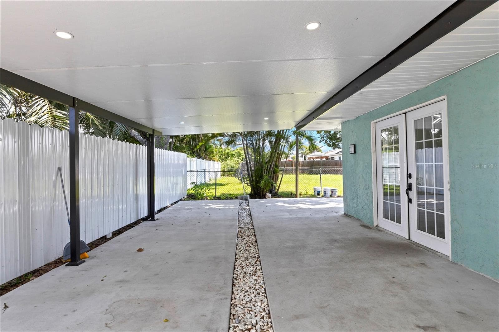 2839 Olympic St photo 2