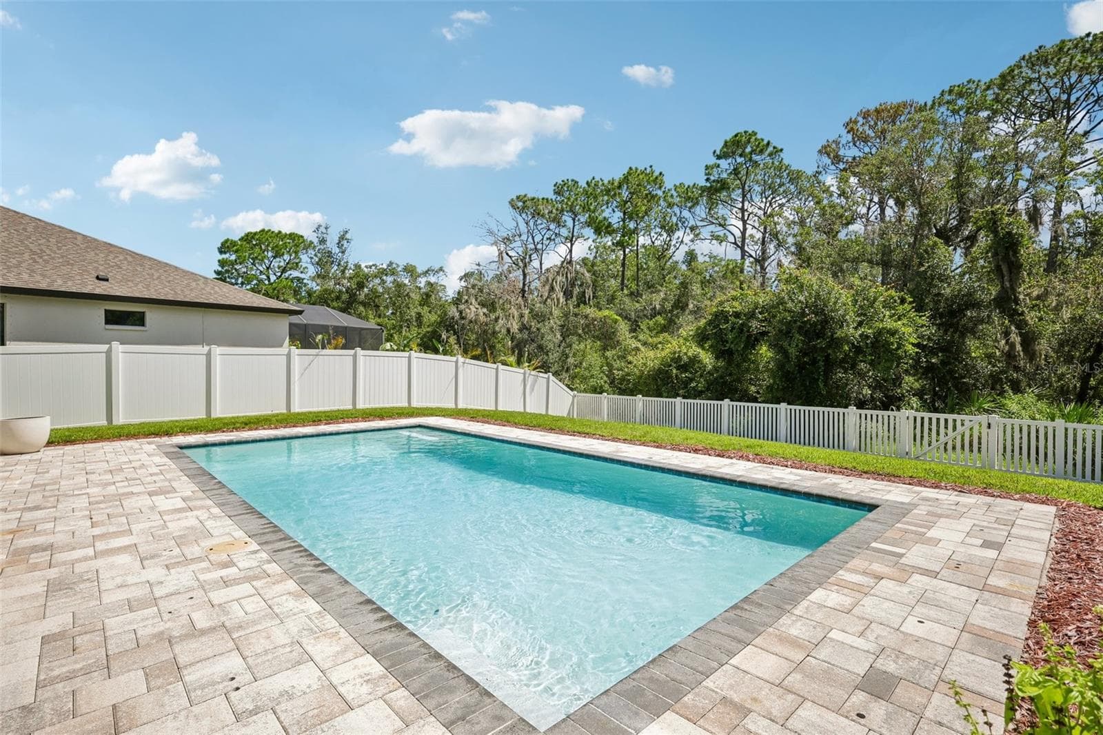 1605 Anastacia Ln photo 3
