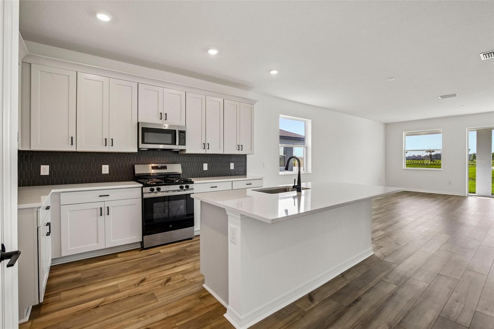 13810 Bertrand Ave photo 3