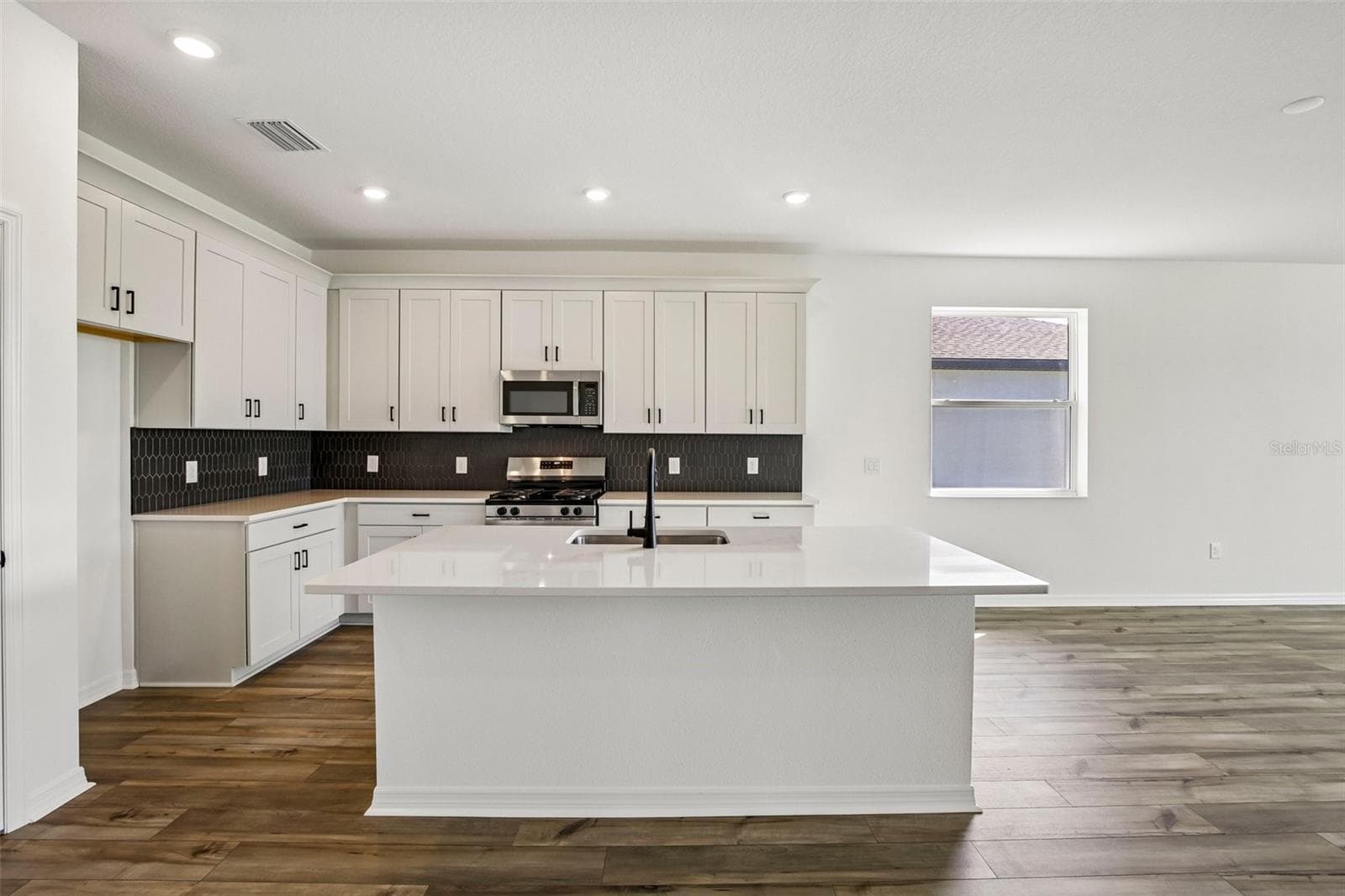 13810 Bertrand Ave photo 4