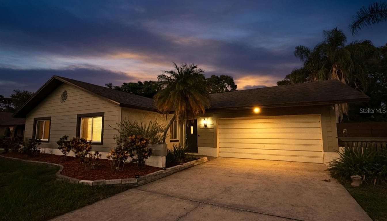1583 Redwood Ave photo 4