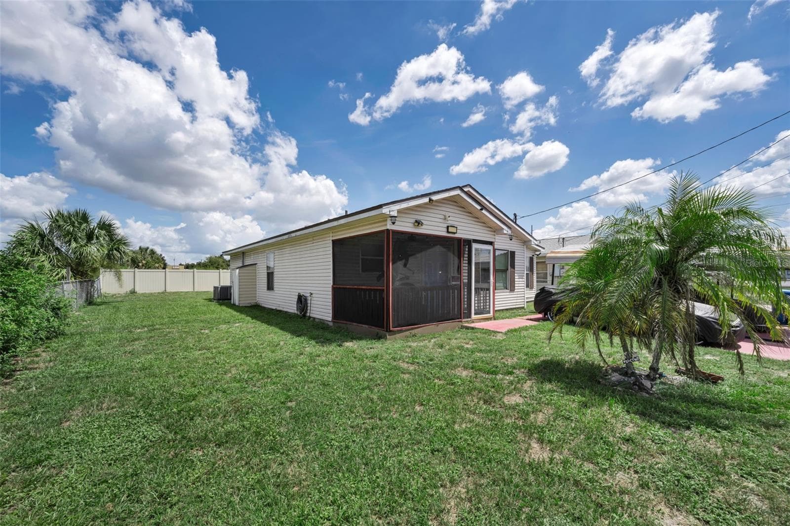 7526 Carolton Cir photo 2