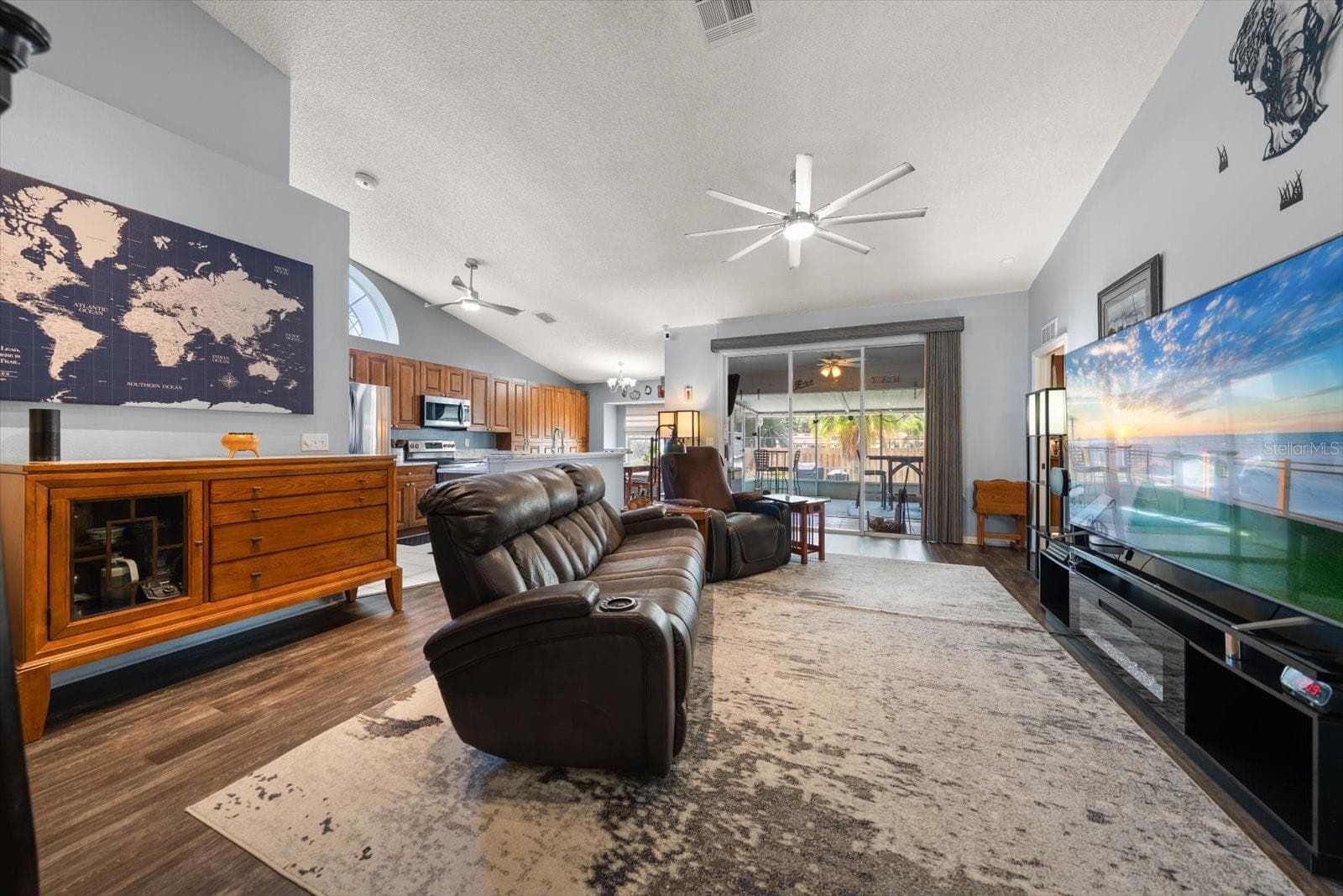 2511 Estancia Blvd photo 4