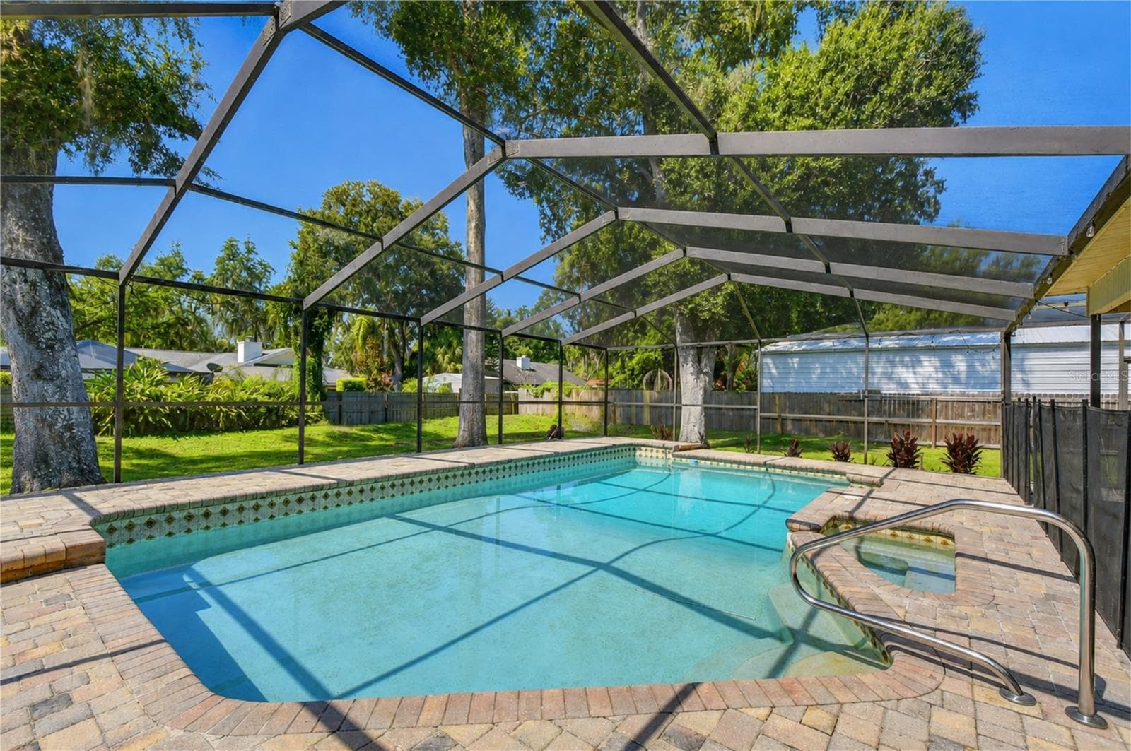 1101 Oakridge Manor Dr photo 2