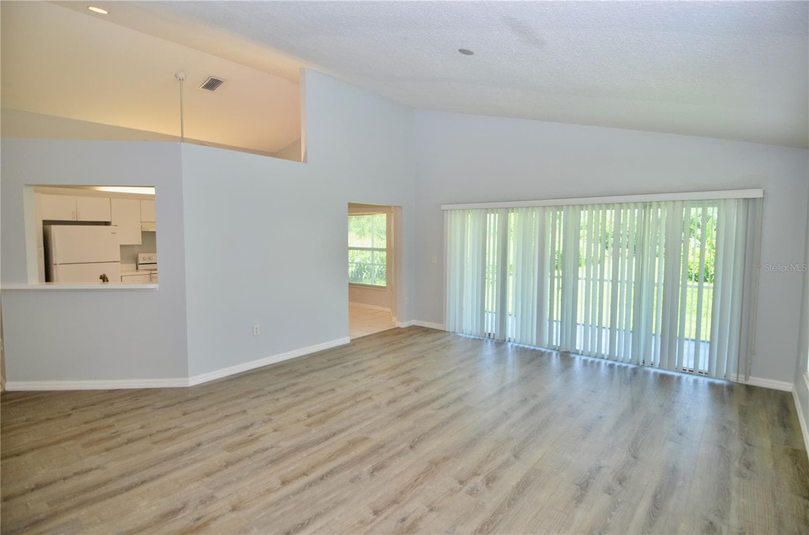 419 25th Dr E photo 3