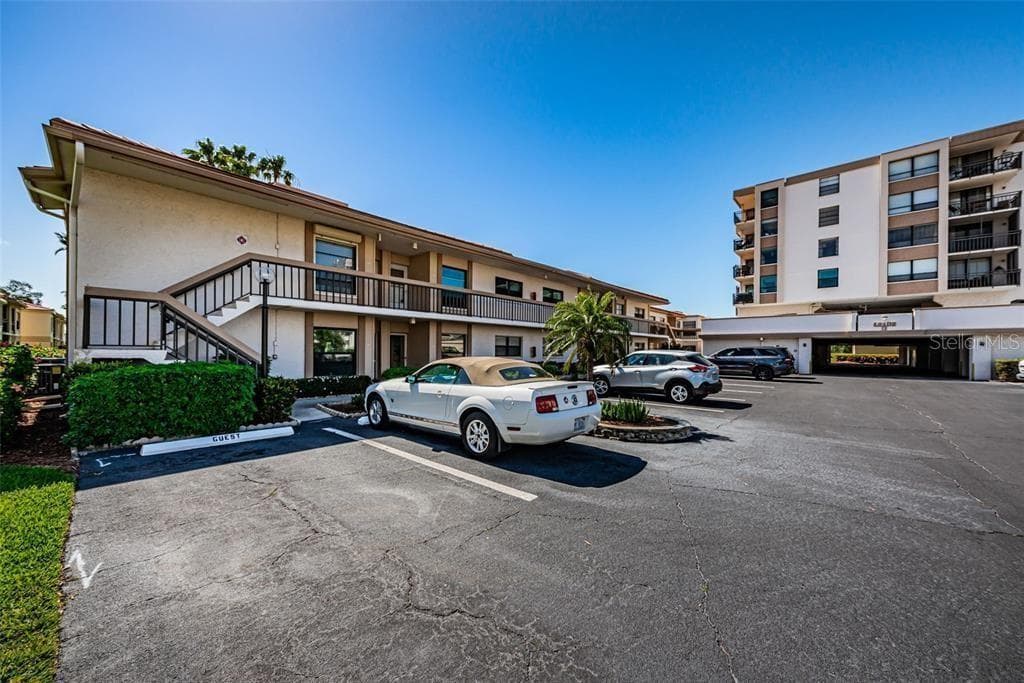 6210 Sun Blvd #202 photo 2