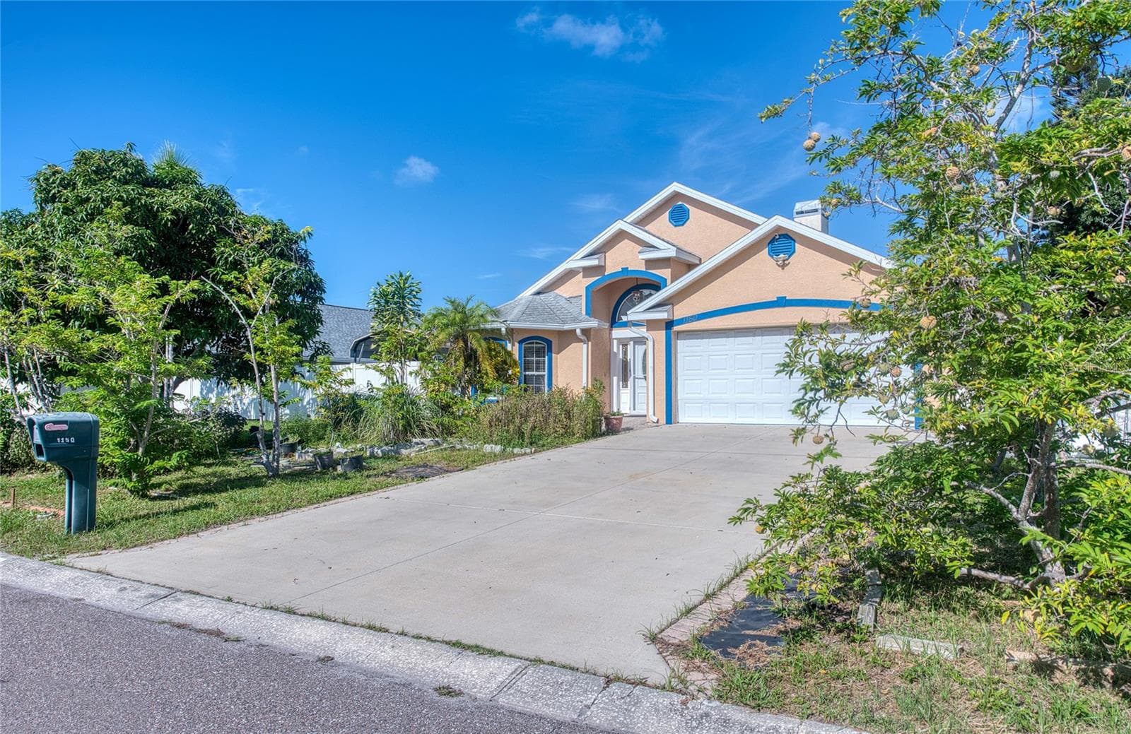 1150 Oakwood Dr photo 3