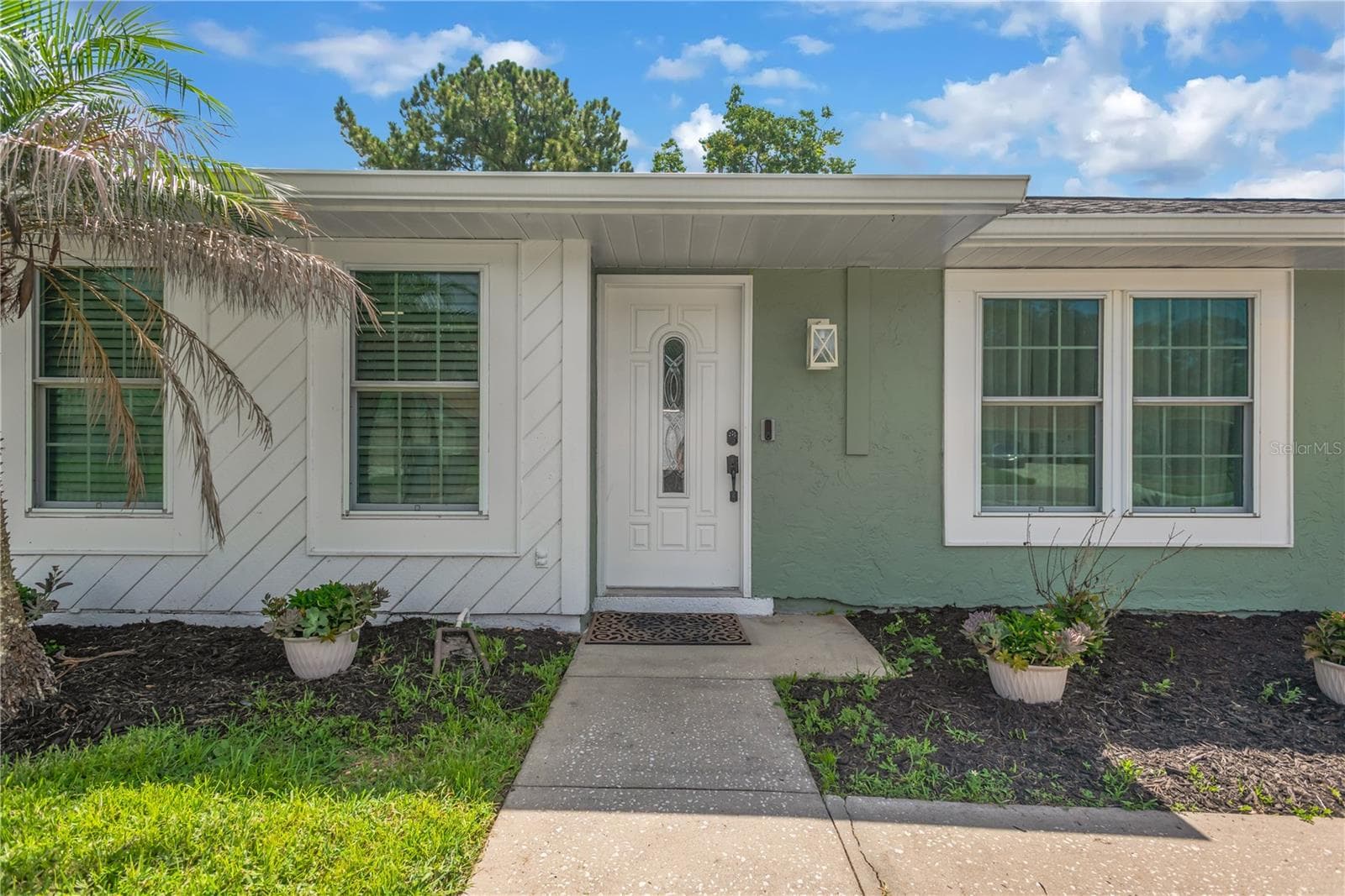 819 Jacaranda Dr photo 2