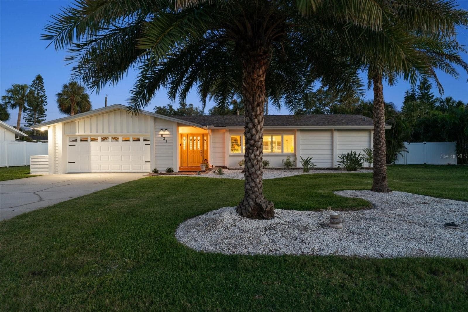 821 Jacaranda Dr photo 2