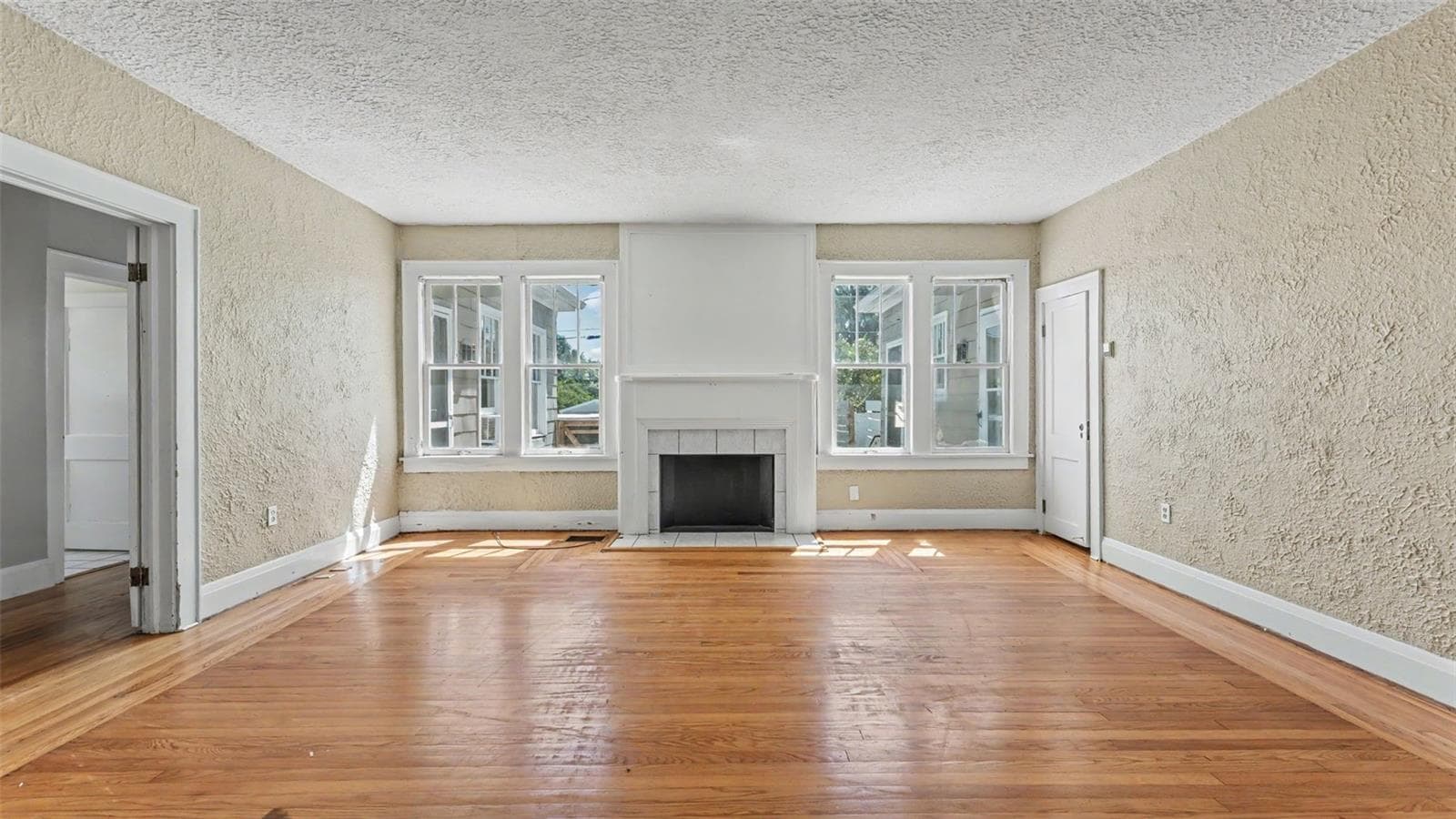 2406 Fairmount Ave photo 2
