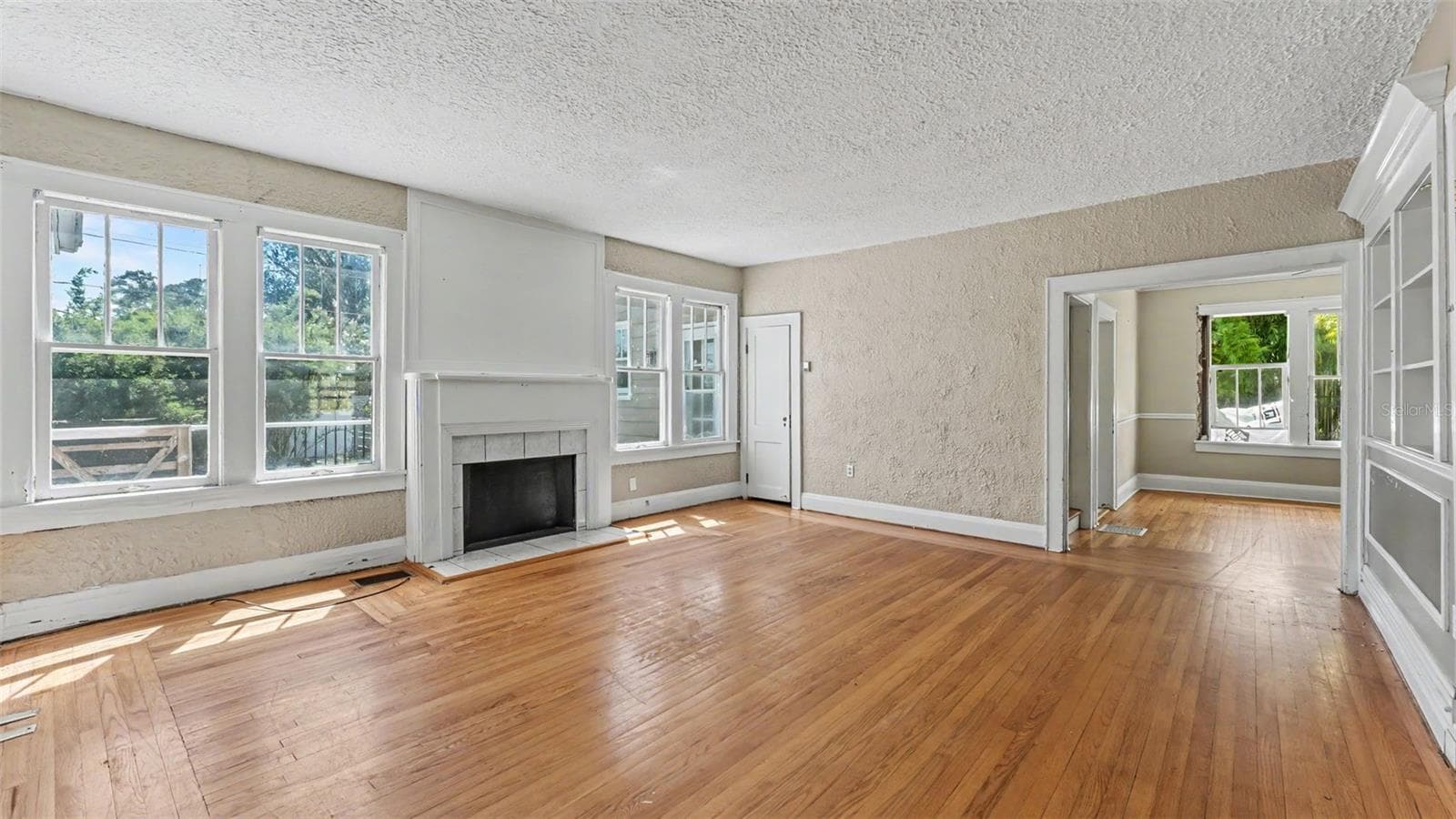 2406 Fairmount Ave photo 3