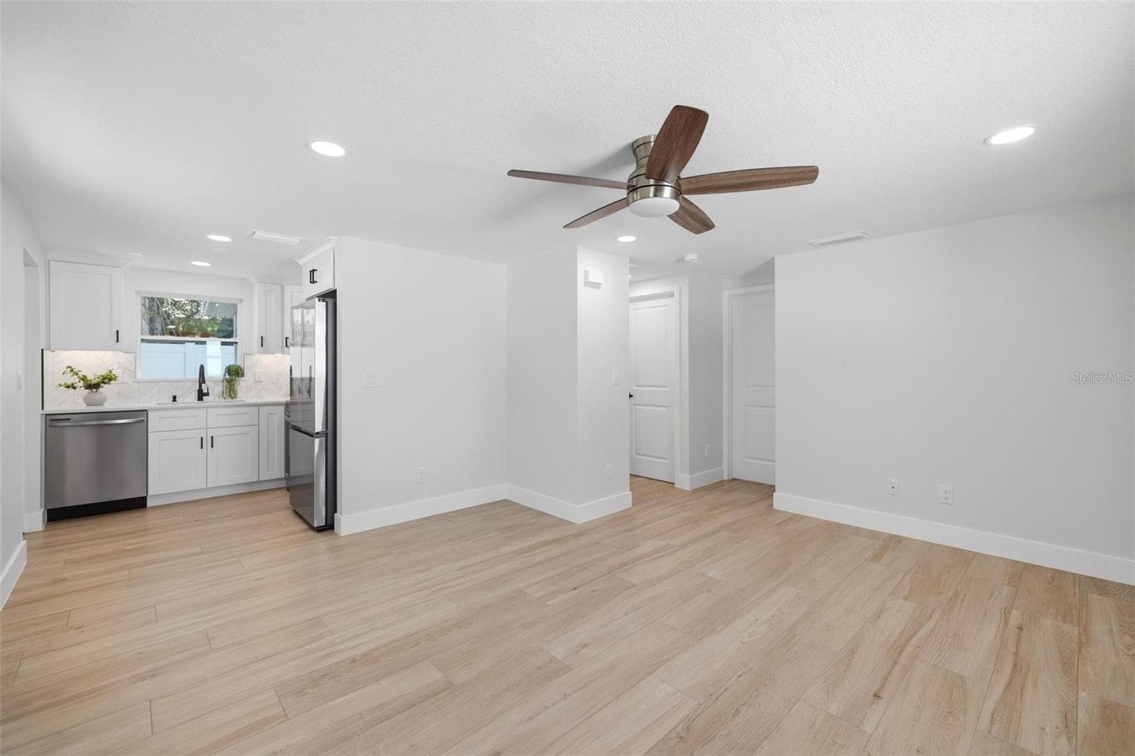 1802 Robinhood St photo 4
