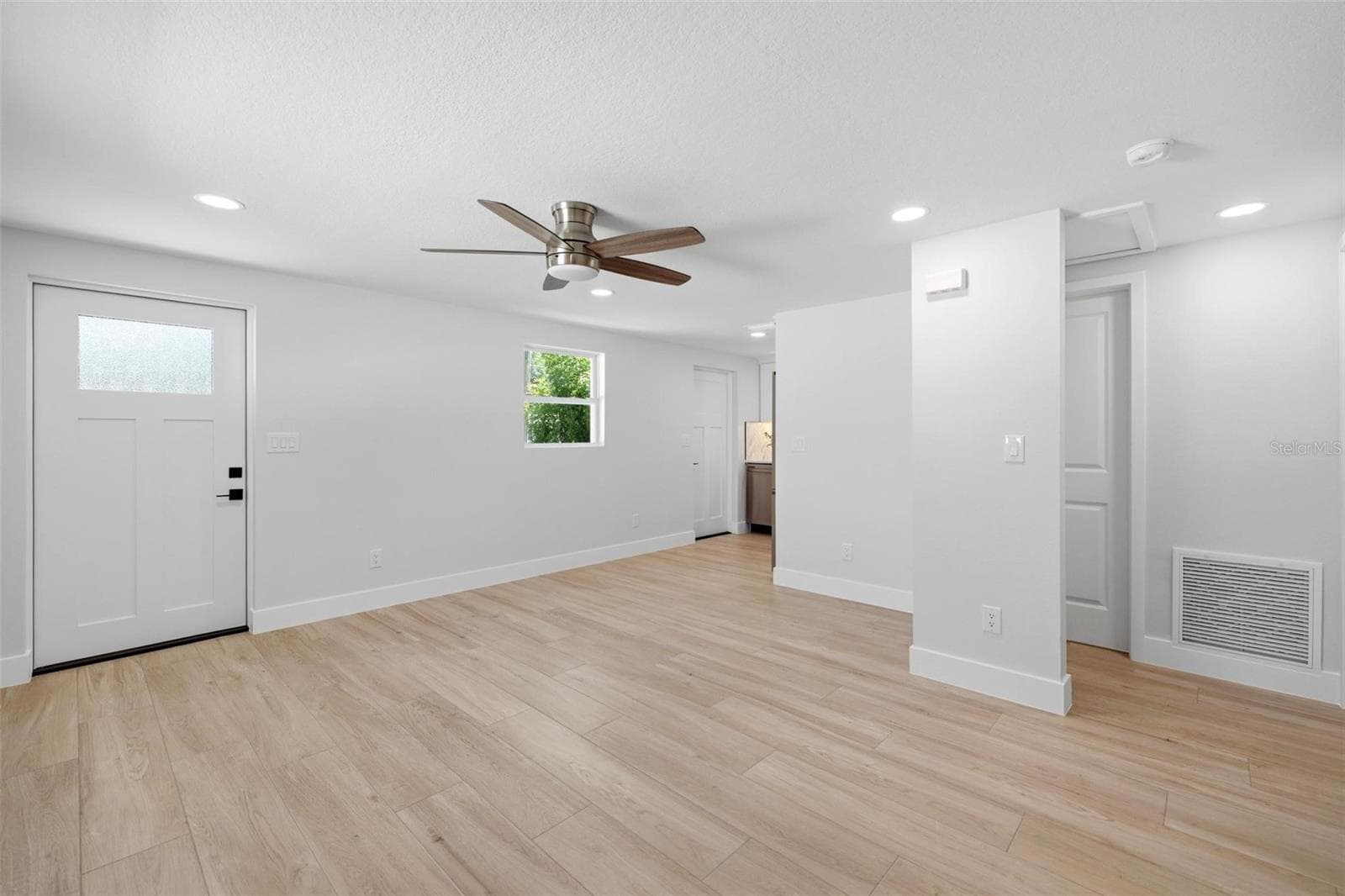 1802 Robinhood St photo 5