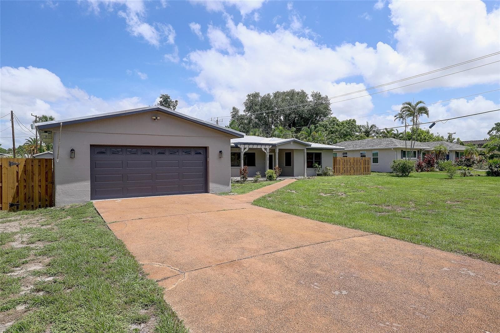 323 Suwanee Ave photo 2