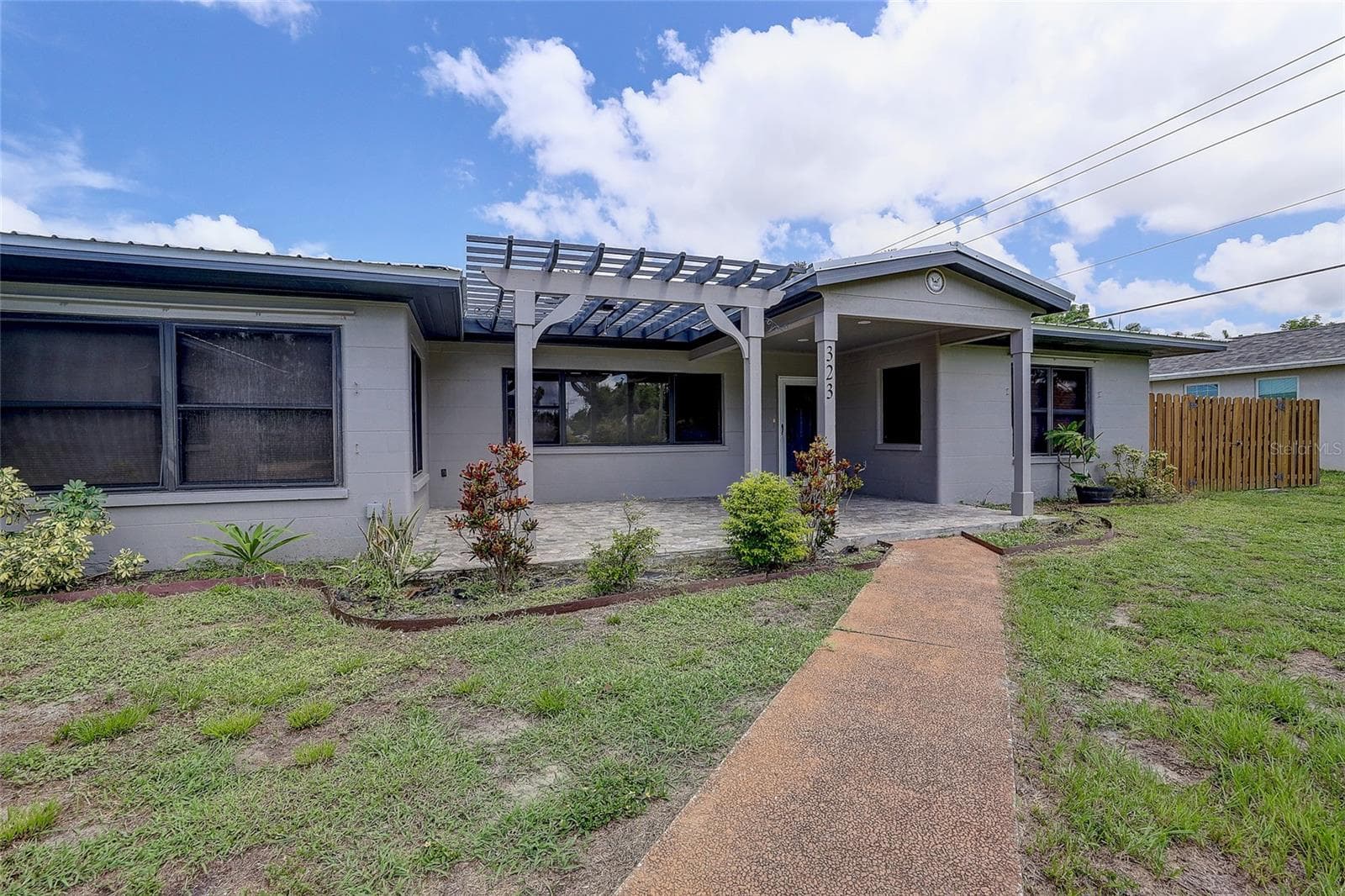 323 Suwanee Ave photo 3