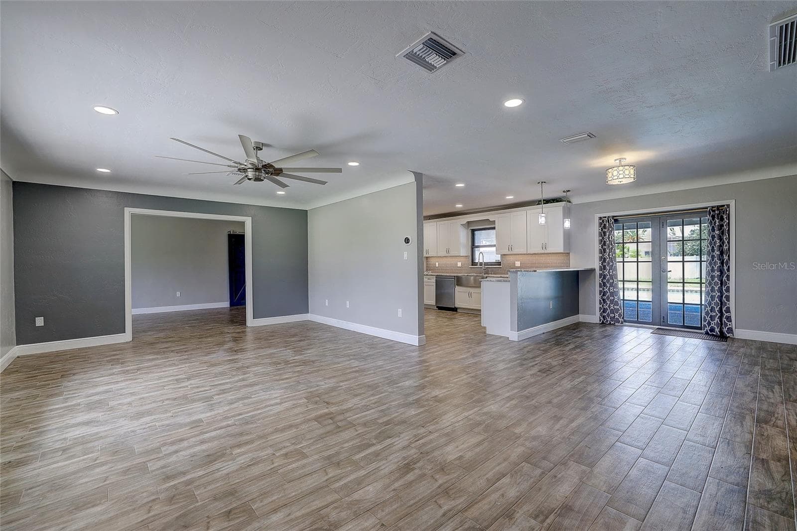 323 Suwanee Ave photo 4