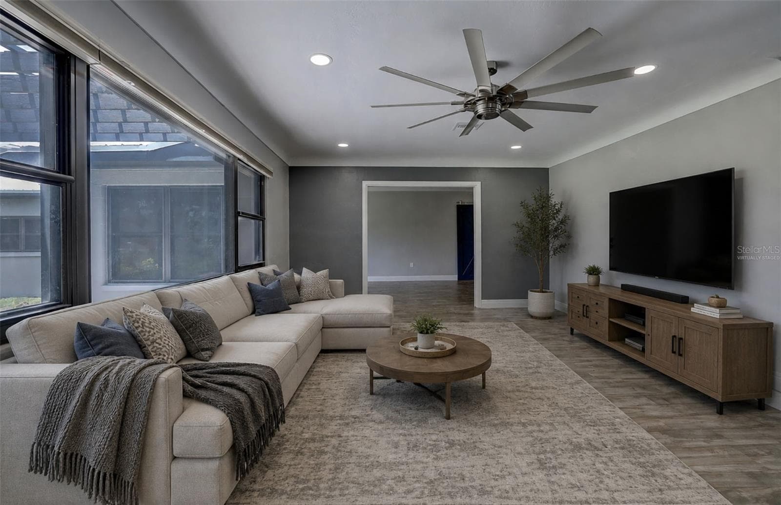 323 Suwanee Ave photo 5