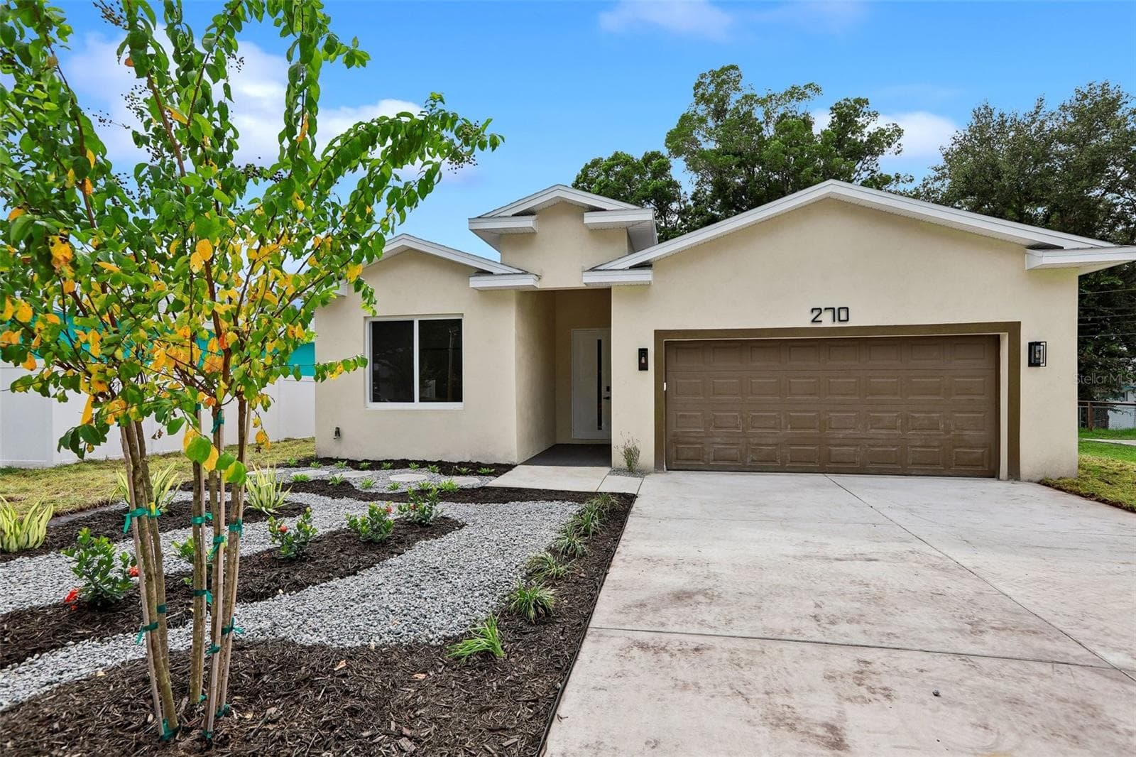 270 Diogenes St photo 2