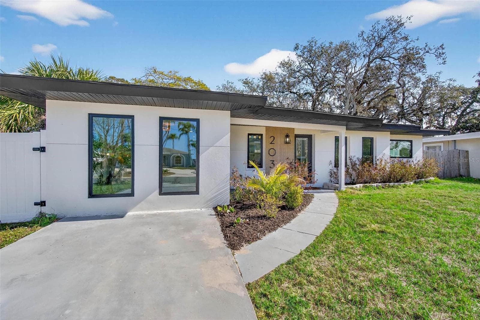 203 Driftwood Dr W photo 2