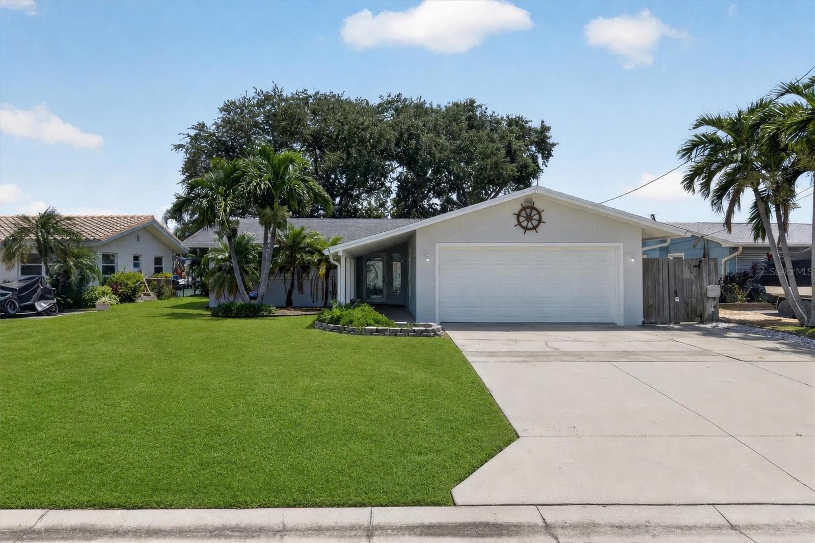 541 Lillian Dr photo 4