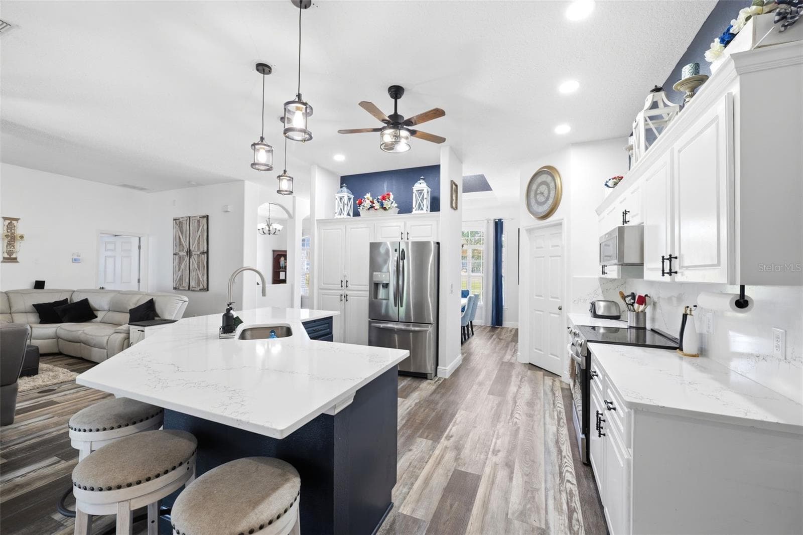 12041 Sapphire Dr photo 2