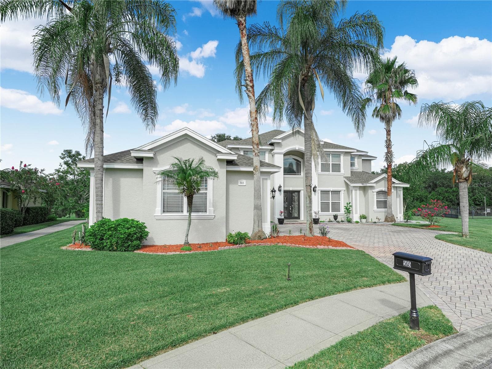 565 Whisper Woods Dr photo 2