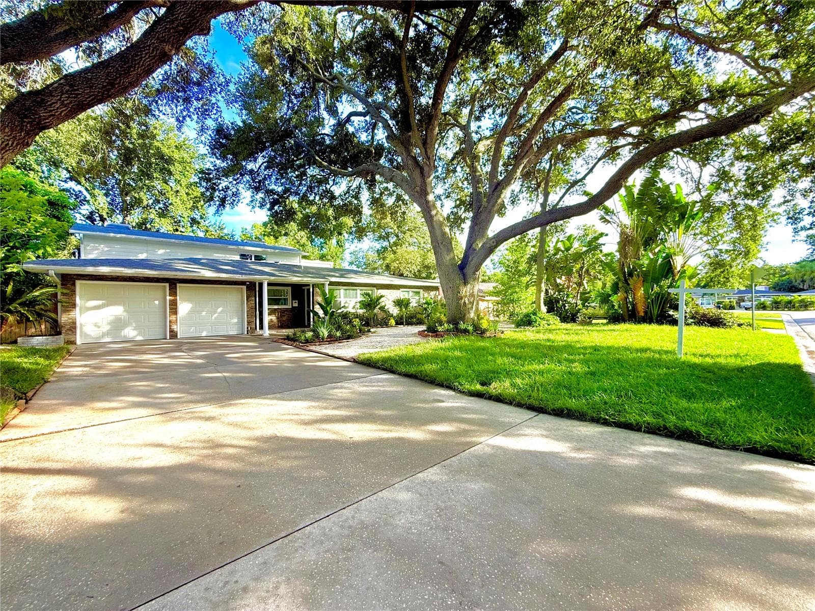 1557 Robinson Dr N photo 2