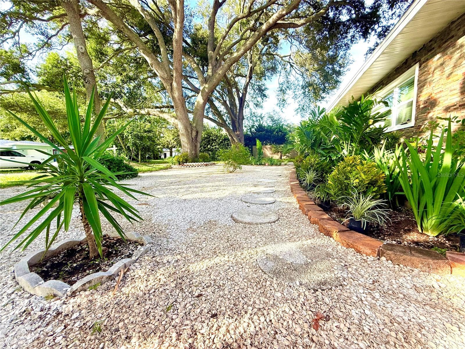 1557 Robinson Dr N photo 3