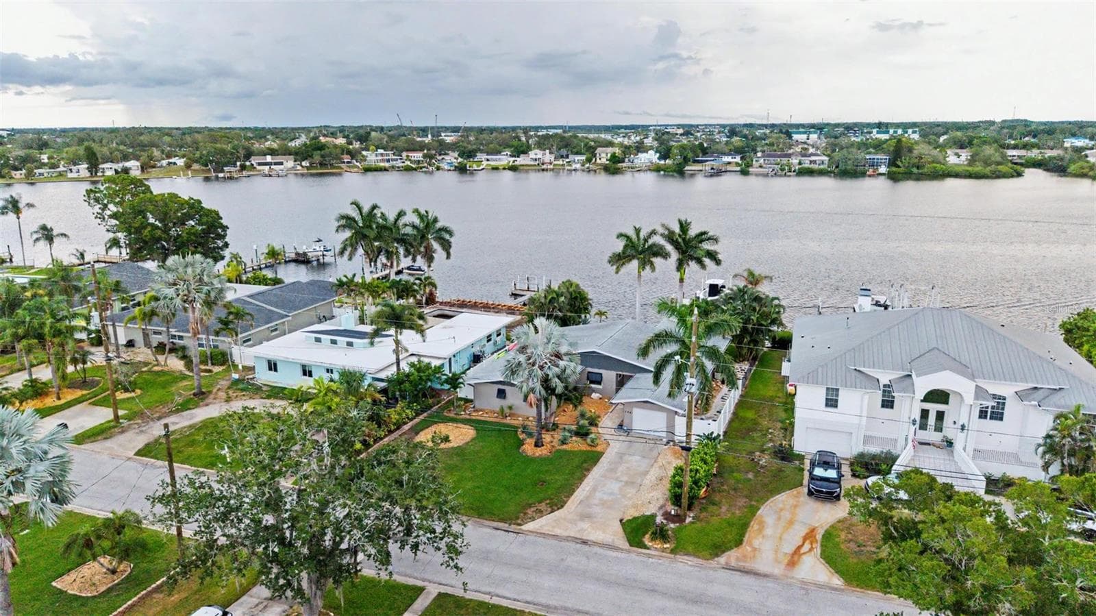 704 Bayshore Dr photo 3
