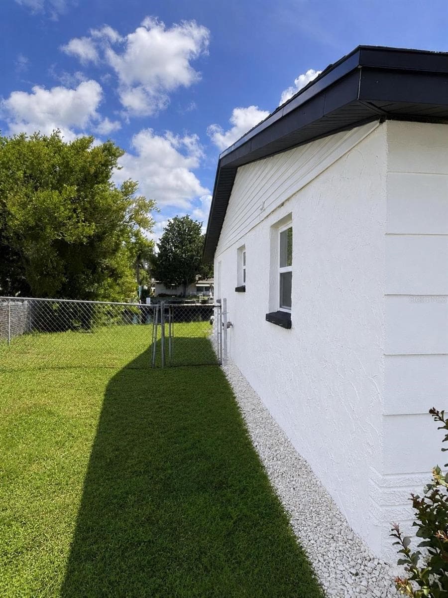 1346 Chancellor Dr photo 3