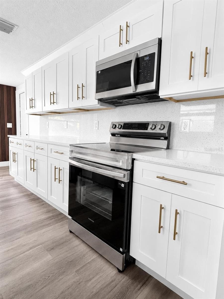 1346 Chancellor Dr photo 4