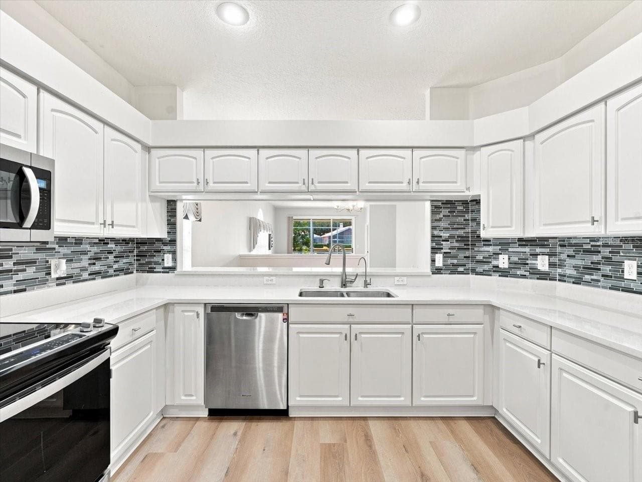 1333 Lindenwood Dr photo 2