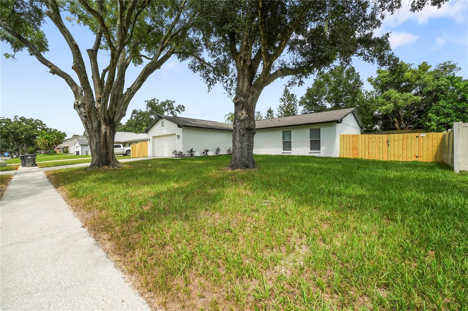 1901 Lakeview Dr photo 2