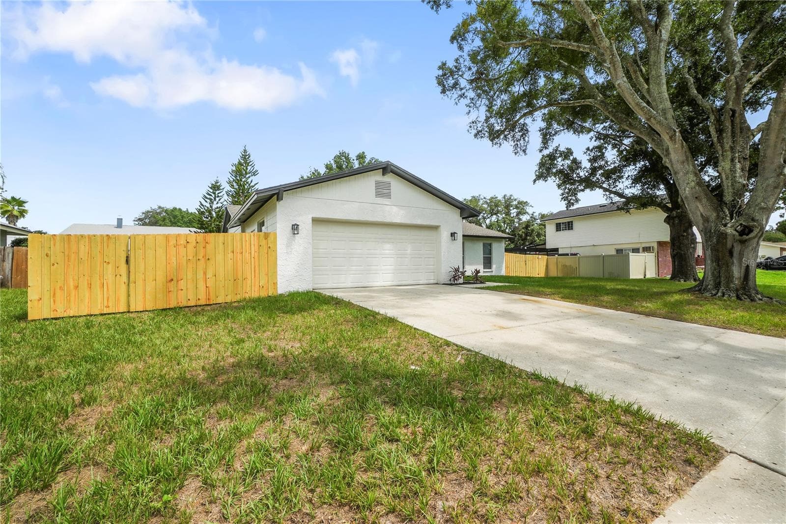 1901 Lakeview Dr photo 3