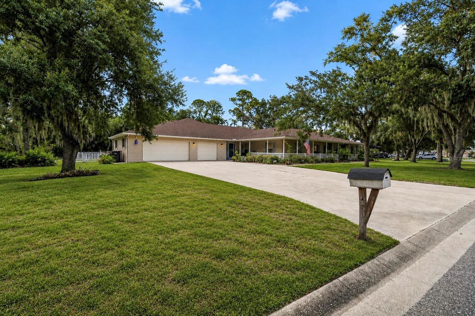 608 Woodview Way photo 3