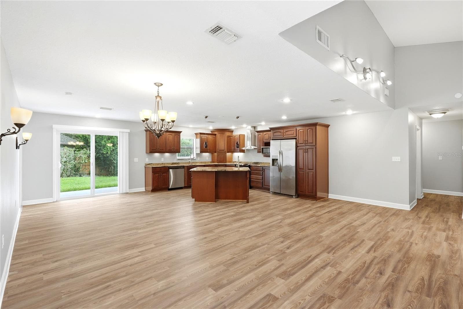 664 Channing Dr photo 4